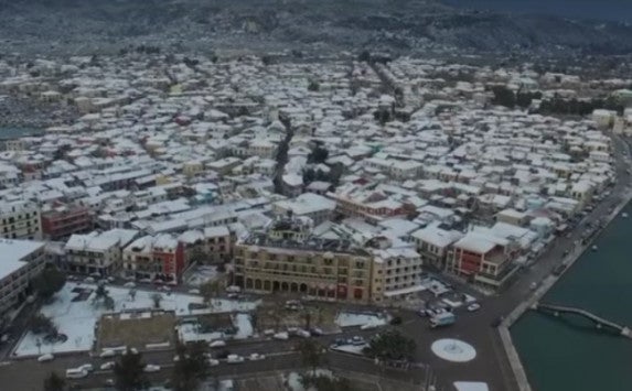 Eντυπωσιακές εικόνες: Η χιονισμένη πόλη της Λευκάδας από ψηλά (βίντεο)